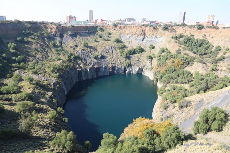 <p>Birinci Dünya Savaşı'nın başlamasıyla faaliyetlerine ara veren ve sonrasında su baskınına uğrayarak kullanılamaz hale gelen çukurdaki suyun derinliği 41 metreyi aşıyor.</p>

<p> </p>
