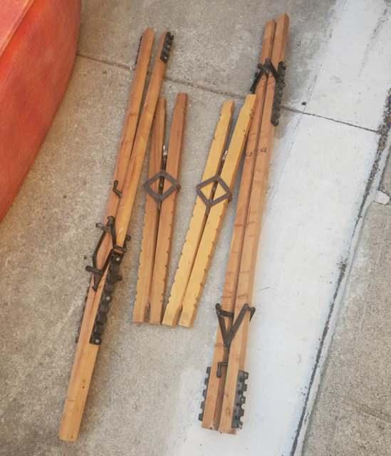 <p>Bar kelepçeleridir. Büyük yüzeylerin birleştirilmesi ve sabitlenmesi için kullanılan bir tür kelepçedir. Özellikle masa yapımı gibi büyük projelerde kullanılır.</p>
