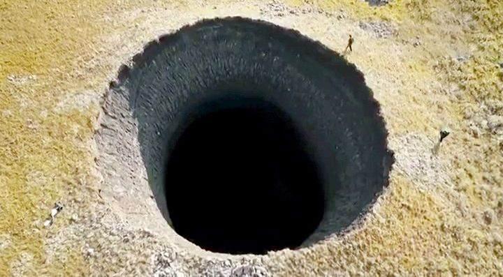<p>Şehir merkezinde yüksek suç oranlarının görülmesi nedeniyle şehrin banliyölerinde yahut çiftliklerdeki tesisler, daha güvenli konaklama seçenekleri olarak öne çıkıyor.</p>
<p>Büyük Çukur'un yer aldığı Kimberley Maden Müzesi'nin giriş ücreti, bu yıl 100 Güney Afrika randı (yaklaşık 5,5 dolar) olarak belirlendi.</p>
<p>Müzedeki ücretsiz rehberli turlar, gruplar halinde yarım saatte bir düzenleniyor.</p>