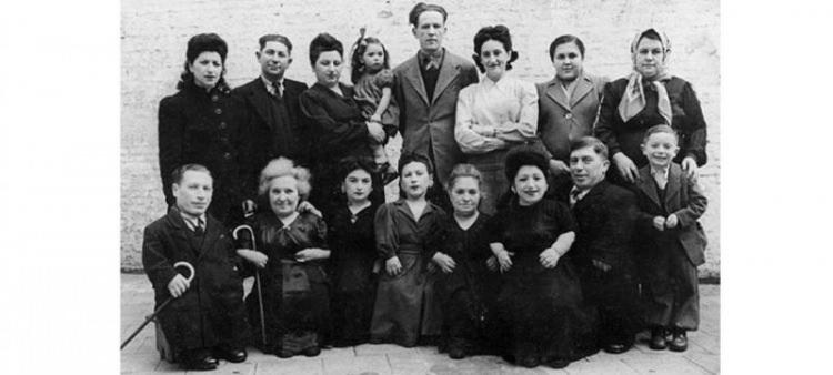 <p>İnsanlar üzerinde yapılan en rezil deneyler muhtemelen Naziler tarafından Holokost ve İkinci Dünya Savaşı sırasında gerçekleştirildi.</p>
<p>1933'ten 1945'e kadar Adolf Hitler ve Heinrich Himmler gibi diğer güçlü Nazi liderleri, Alman toplumunu ideal Ari ırkına biyolojik tehdit olarak görülenlerden "temizlemek" için bir kampanyaya öncülük ettiler.</p>