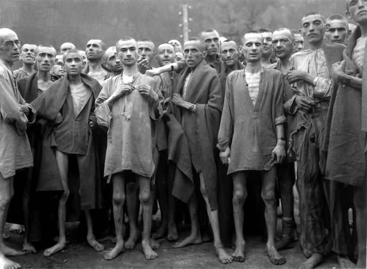 <p>Nazi Almanyası'nın ırk politikaları, Yahudilerin, Romanların ve Slavların "ırksal olarak aşağı, alt-insanlar" olduğunu ve bu nedenle toplumdan uzaklaştırılması gerektiğini öne sürdü.</p>