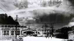 <p>İkinci Dünya Savaşı'nın sona ermesiyle birlikte ABD ve Sovyetler Birliği kendilerini bir nükleer silahlanma yarışının içinde buldular.</p>
<p>ABD, 1945 yılında Japonya'ya iki nükleer silah atarak (birini Hiroşima'ya, ikincisini Nagazaki'ye) nükleer silahların korkunç yeteneğini göstermiş ve böylece dünya sahnesine yeni bir gücün geldiğinin sinyalini vermişti.</p>
<p>Sovyetler Birliği'nin ilk nükleer silah denemesi 1949'da gerçekleşti ve ülke sonraki beş yıl içinde 17 nükleer silah denemesi daha yaptı; bunlardan on tanesi 1954'te gerçekleştirildi.</p>
<p>Ancak o yıl diğerlerinden farklı bir deneme vardı.</p>