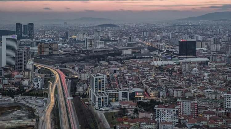 <p>Ümraniye'de hava sıcaklığı ve hissedilen sıcaklık 24,4 olmasına karşılık, nem oranı yüzde 100 ile rekor kırdı.</p>
