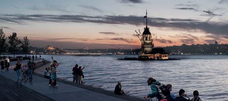 <p>Üsküdar'da hava sıcaklığı 25,9, hissedilen sıcaklık 28,9, nem oranı yüzde 86'ya ulaşırken, Zeytinburnu'nda hava sıcaklığı 26,7, hissedilen sıcaklık 30,3, nem oranı da yüzde 85'e ulaştı.</p>