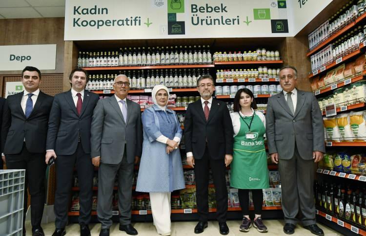 <p>Marketin içine yerleştirilen geri dönüşüm otomatı hakkında çalışanlardan bilgi alan Erdoğan, vatandaşların kendi getirdikleri veya marketten satın alabilecekleri kaplarla deterjan, kuruyemiş, bakliyat, süt ve sıvı yağ gibi ürünleri dilediği miktarda, paketli ürünlere göre daha avantajlı fiyatlardan satın alabileceği reyonlarda incelemede bulundu.</p>
