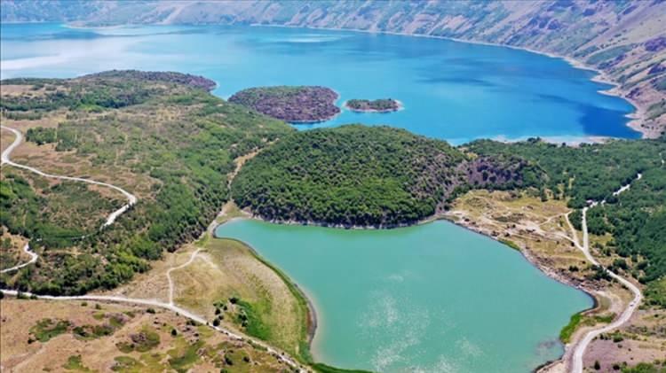 <p>Uluslararası Jeoloji Bilimleri Birliği tarafından hazırlanan 2024 yılı '100 Jeolojik Miras' listesine aday gösterilen iki yerden biri olan Nemrut Kalderası, Bitlis'in Tatvan ilçesinde bulunuyor.</p>
