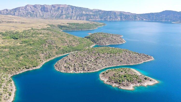 <p>Zirvesinde dünyanın en büyük ikinci krater göllerinden biri olan Nemrut Krater Gölü'nü barındıran kaldera doğal güzelliği ile uzaydaki astronotların bile birçok kez dikkatini çekmişti.</p>
