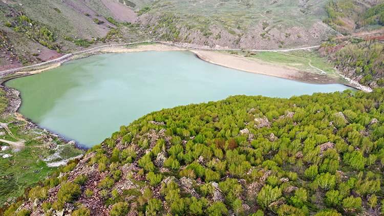 <p>Her yıl binlerce yerli ve yabancı turistin ziyaret ettiği Nemrut Kalderası, doğal güzellikleri ve jeolojik yapısıyla büyüleyici bir bölge olarak ön plana çıkıyor.</p>