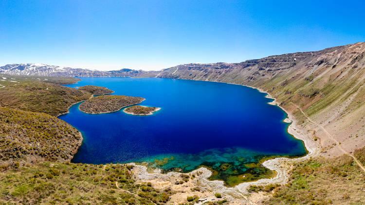 <p>Nemrut Kalderasının 2024 yılı '100 Jeolojik Miras' listesine aday gösterilmesiyle ilgili değerlendirmede bulunan Tatvan Kaymakamı Dr. Remzi Demir, Nemrut Kalderası'nın bu önemli listeye aday gösterilmesinin bölge için gurur verici bir gelişme olduğunu belirtti.</p>