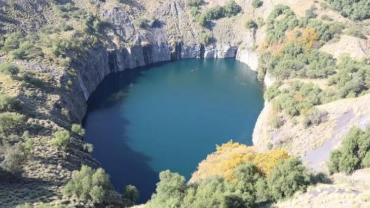 <p><strong>'Büyük Çukur (The Big Hole)' isimli tarihi elmas madeni ocağı, yeryüzünde insan eliyle kazılmış en derin çukur olma özelliğiyle yeniden gündeme geldi. Elmas zengini Güney Afrika Cumhuriyeti'nin Kimberley şehrinde bulunan çukur tam tamına 240 metre derinliğinde. </strong></p>
