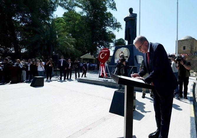 <p>Erdoğan, <em><strong>"Adadaki gerçekleri görmezden gelerek bir yere varılamaz. Kıbrıs'ta federal bir çözümün mümkün olmadığına inanıyoruz. 'Müzakerelere, yıllar önce İsviçre'de bıraktığımız yerden devam edelim' demek kimseye fayda sağlamaz. Biz, Kıbrıs'ta kalıcı barış ve çözüm için müzakerelere hazırız. Çözüm yolunda uzatılan hiçbir eli de havada bırakmayız."</strong></em> şeklinde konuştu.</p>
