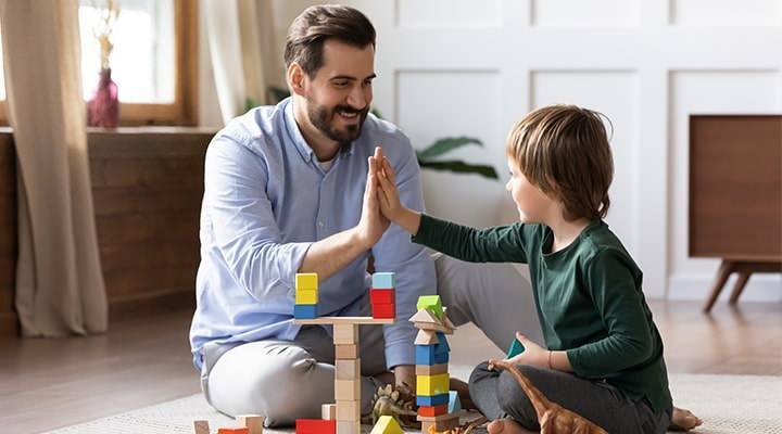 <p><span style="color:#B22222"><strong>6. SORUNLU ÇOCUKLUK GEÇİRMİŞ OLMAK</strong></span></p>
<p>Başka bir meta analize göre doktorlar; çocuklukta ihmal, istismar ve travma yaşayan çocukların, diğer insanların duygularına karşı duyarsızlaşabileceğini düşünüyor. <em>Ancak bu noktada bütün psikopatların çocukluklarının berbat geçmediğini göz önünde bulundurmak önemlidir.</em> Anlatılmak istenen sorunlu bir çocukluk geçiren çocukların, psikopat olma ihtimalinin <em>daha yüksek olabilmesidir.</em></p>