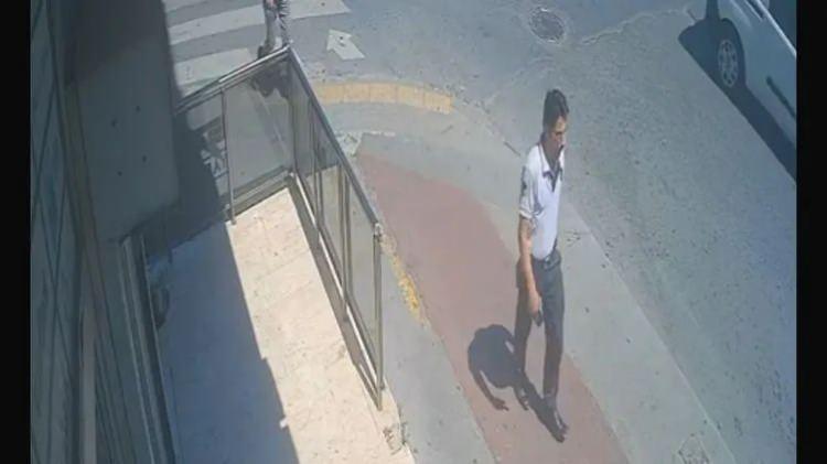 <p>Cinayeti işledikten sonra genç kızın telefonundan ailesine "Ben iyiyim, aranmamı kaldırın" diye mesaj attığı belirlenen şüphelinin, genç kızın telefonuyla işe gidip geldiği tespit edildi. Ayrıca şüphelinin cesedi parçalara ayırıp götürmek için çöp poşeti satın aldığı anlara dair görüntüler bulundu.</p>

<p> </p>

