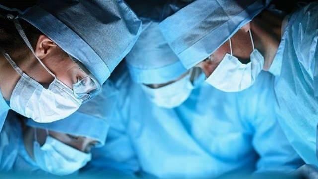 <p>Trabzon'da Kanuni Eğitim ve Araştırma Hastanesi Numune Kampüsü'ne karın ağrısı şikayeti ile giden 45 yaşındaki M.U'nun yapılan muayeneler sonucunda kitle haline geldiği saptanan ve yaklaşık 5 buçuk kilogram olduğu tespit edilen rahmi başarılı bir operasyonla alındı.</p>
<p> </p>