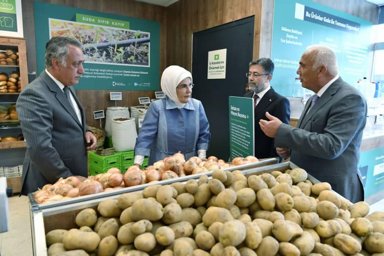 <p>Tarım ve Orman Bakanı İbrahim Yumaklı, Türkiye Tarım Kredi Kooperatifleri Genel Müdürü Hüseyin Aydın, Tarım Kredi Marketler Genel Müdürü Orhan Kozan da Emine Erdoğan'a eşlik ederek, market hakkında bilgi verdi.</p>
