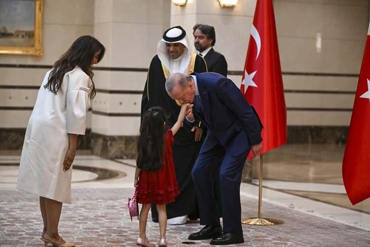 <p>Büyükelçilik mensupları ve aile fertlerini takdim eden büyükelçiler, Cumhurbaşkanı Erdoğan ile hatıra fotoğrafı çektirdi.</p>

<p> </p>
