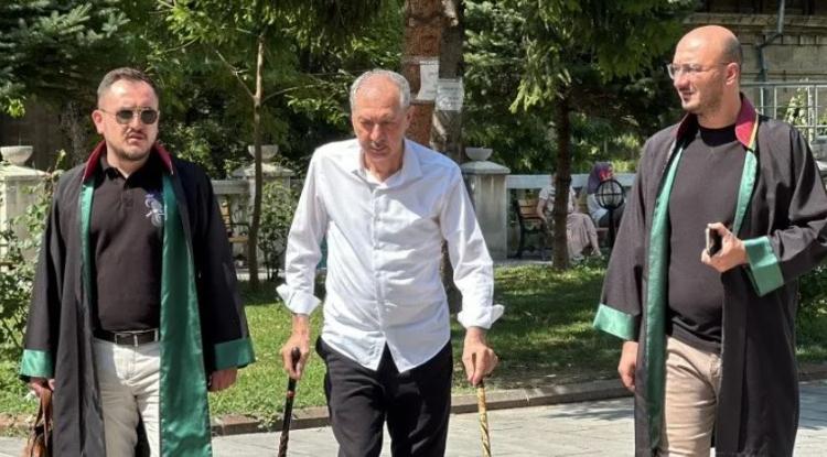 <p><strong>Avukat Kerem Sülün, Tahsin Aydın'ın yaklaşık 4 yıllık süreçte yaşadığı tüm sıkıntıların belinde unutulan gazlı bezlerden kaynaklı olduğunun tespit edildiğini söyledi. Savcılığa suç duyurusunun yanı sıra tazminat davası da açtıklarını ifade eden Avukat Sülün, "Hukuki işlemlere başlamadan önce karşı tarafla görüşmek istedik ama gerek hastane gerekse hekim ve ekibi çok ilgisiz kaldılar. Müvekkilin yaralarını sarmak için hiçbir girişimde bulunmadılar. Tabii biz de avukat olarak gerek Kütahya Cumhuriyet Başsavcılığı'na suç duyurusunda bulunduk, gerekse tazminat boyutunda hukuki sürecimizi başlattık. Yaşanan bu hadise, müvekkil nezdinde çok büyük yaralar açmıştır" diye konuştu.</strong></p>
