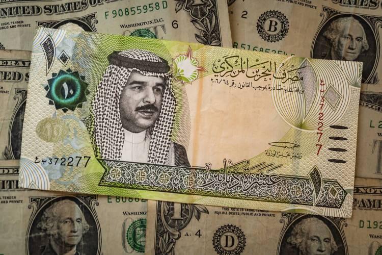 <p>Emevi Halifesi Abdülmelik bin Mervan 695 yılında Emevi devleti için Emevi dinarı adı verilen ve saf altından yapılan özel bir para birimi olan dinarın basılmasını emretmeden önce, Müslümanlar başta Bizans paraları olmak üzere çeşitli para birimleri kullanıyorlardı. </p>

