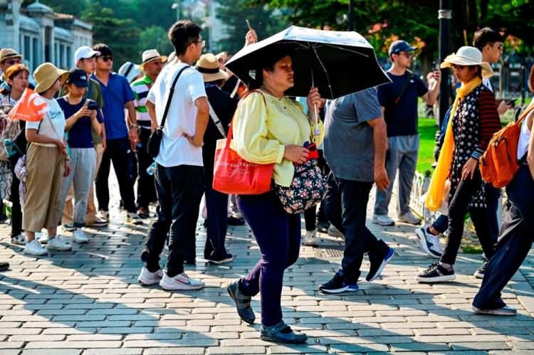 <p>Şile'de hava sıcaklığı ve hissedilen sıcaklık 24,8, nem oranı da yüzde 80'i bulurken, Şişli'de hava sıcaklığı 25,4, hissedilen sıcaklık 29,3, nem oranı da yüzde 98'e ulaştı.</p>

<p> </p>
