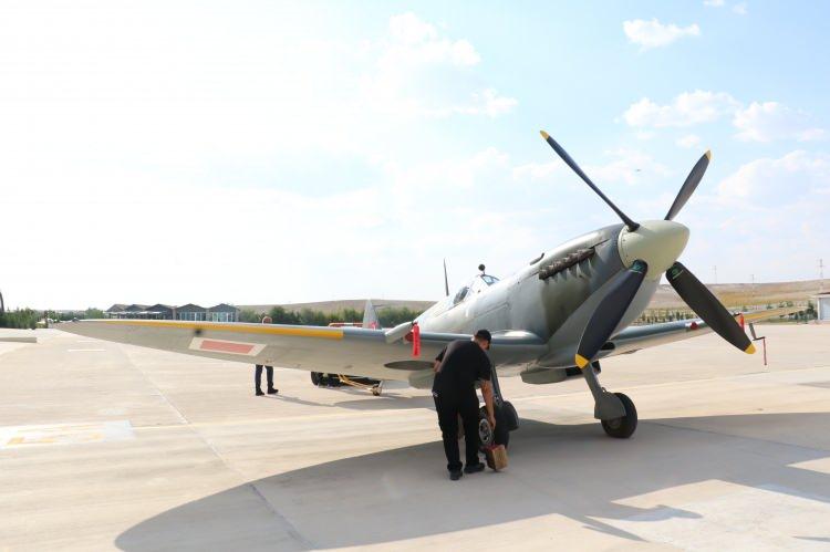 <p>Açılış konuşmalarının ardından Necati Artan'ın kızı Necef Artan Yüksel uçak üzerindeki kırmızı örtüyü kaldırırken, 1945 model Spitfire Mk9 tek kişilik savaş uçağı İngiliz pilot Edward Yard tarafından kaldırıldı. İngiliz pilotun 1945 model uçakla yaptığı gösteri ilgiyle izlendi. Programa katılanlar efsane uçakla hatıra fotoğrafı çekildi.</p>
