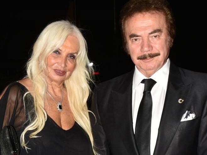 <p>Sevim Emre ise Orhan Gencebay'ın ceketlerini gelininin üzerinde görünce çok mutlu olduğunu söyleyerek sözlerine şöyle devam etti:</p>
<p> </p>