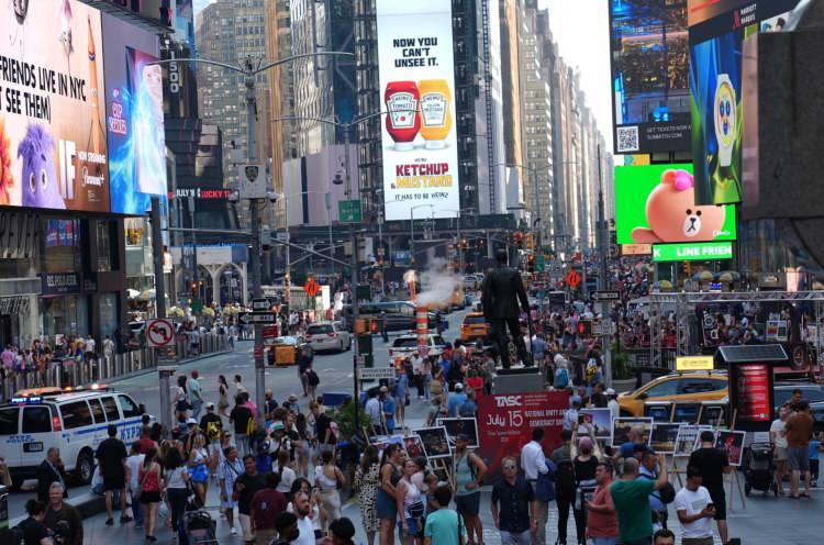 <p>New York'un ünlü Times Meydanı dahil önemli alanlarında ve Pensilvanya'da, FETÖ elebaşının bulunduğu yerleşke civarında 15 Temmuz Demokrasi ve Milli Birlik Günü dolayısıyla led ekranlı kamyonetler dolaştırıldı.</p>
