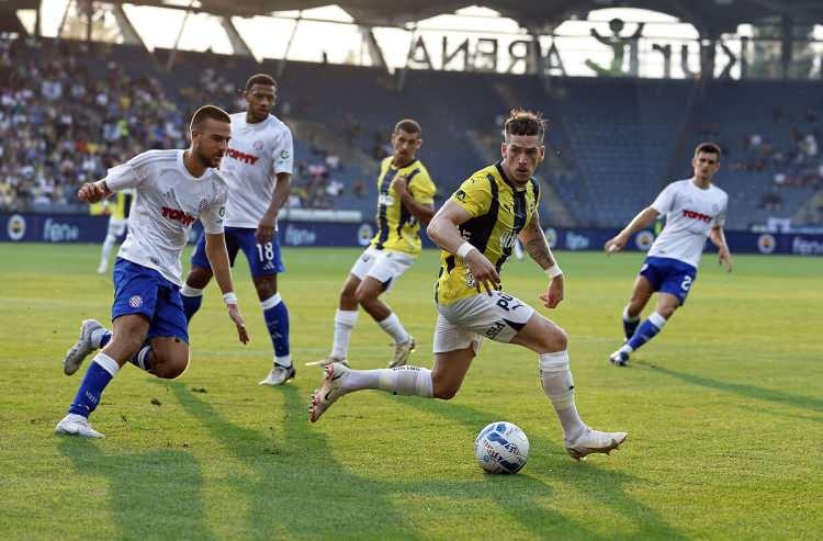 <p>RYAN KENT<br />
<br />
Fenerbahçe'de geleceğine kesin gözüyle bakılan tek isim Ryan Kent'ti. Ancak İngiliz yıldızın kaderi değişebilir. Mourinho'nun biraz da yokluktan forma şansı verdiği Ryan Kent, hocanın da kafasını karıştırdı. Lugano maçına 11'de başlamasına kesin gözüyle bakılan Kent, kendi kaderini kendi çizecek...</p>
