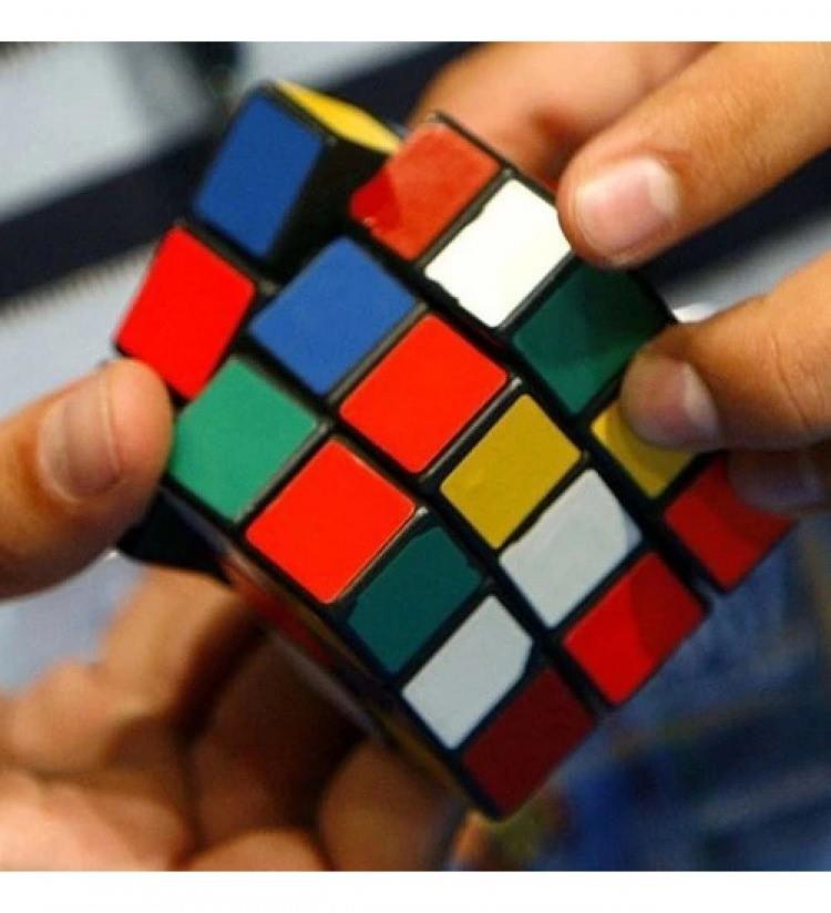 <p>Bugüne kadar 450 milyondan fazla satılan küp, "Dünyanın en çok satan oyuncağı" unvanını koruyor. Bu yıl, Rubik küpünün 50. yılı dünya genelinde düzenlenen etkinlikler ve sergilerle kutlanıyor.</p>

<p> </p>
