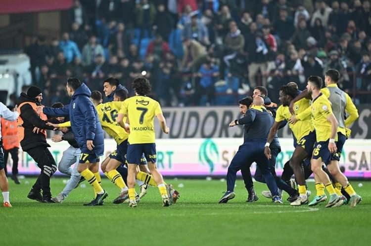<p><strong>- FENERBAHÇE</strong><br />
<br />
Süper Lig 2023-2024 sezonunda ceza lideri Fenerbahçe'ye 121 kez disiplin talimatlarına aykırılıktan 82 kez cezai işlem uygulandı. Başkan Ali Koç'a 7 defa hakemler hakkında sportmenliğe aykırı açıklamalardan 2 milyon 249 Bin TL ceza verildi. Sarı-lacivertli kulübe; resmi site ile sosyal medyada 9 kez hakem hakkında açıklamaları sebebiyle 3 milyon 600 bin TL,17 saha olayı sebebiyle 2 milyon 296 bin TL, 11 çirkin ve kötü tezahürat nedeniyle 3 milyon 510 bin TL, antrenörlerin çalışma esasları talimatına aykırılık sebebiyle 250 bin TL, Genel Sekreter Burak Çağlan Kızılhan'a resmi internet sitesinde yer alan 2 sportmenliğe aykırı hareketi sebebiyle 419 bin 500 TL, yöneticilerden Üyesi Ahmet Ketenci'ye takımı sahadan çekmek ve sportmenliğe aykırı hareketleri sebebiyle 559 bin TL, Selahattin Baki'ye 3 kez gerçekleştirdiği hakem hakkındaki açıklamaları sebebiyle 389 bin TL ve Can Gebetaş'a da kulüp resmi internet sitesinde yer alan hakem hakkında açıklamaları sebebiyle 200 bin TL, İdari Menajer Emir Hulusi Yolaç'a yayıncı muhabire sportmenliğe aykırı hareketi sebebiyle 39 bin TL, teknik direktör İsmail Kartal'ın oğlu Emre Kartal'a antrenörlerin çalışma esasları talimatına aykırılıktan 100 bin TL, doktor Ertuğrul Karanlık'a rakip takım mensubuna yönelik saldırıdan 31 bin 200 TL, sportmenliğe aykırı hareketten dolayı 160 bin TL, İrfan Can Eğribayat'a rakip takım taraftarlarıyla kavga ve sportmenliğe aykırı hareketlerinden dolayı 58 bin 500 TL, Oosterwolde'ye rakip tribünlerine sportmenliğe aykırı hareket ve taraftarla kavgalarından 65 bin TL, Santos'a müsabaka hakemine hakaretten 26 bin TL, Mert Hakan Yandaş'a yayıncı muhabire ve hakeme sportmenliğe aykırı hareketlerinden 148 bin TL, antrenör Sercan Terzioğlu'na sportmenliğe aykırı hareketten 39 bin TL, 3 kez takım halinde sportmenliğe aykırı hareketten 85 bin 500 TL, 3 kez sportif ekipman talimatına aykırılıktan 336 bin TL, Süper Kupa finalinde başlamış müsabakanın terk edilmesinden 400 bin TL, refakatçi çocuk sayısının seremonide fazla olmasından 112 bin TL, zaman çizelgesine uygun hareket edilmemesinden 112 bin TL, 6 kez merdiven boşluklarının boş bırakılmamasından 1 milyon 35 bin TL olmak üzere toplamda 16 milyon 219 bin 700 TL ceza kesildi. Sarı-lacivertlilere 2022-23 sezonunda ise toplamda 5 milyon 892 bin 700 TL ceza verilmişti.</p>