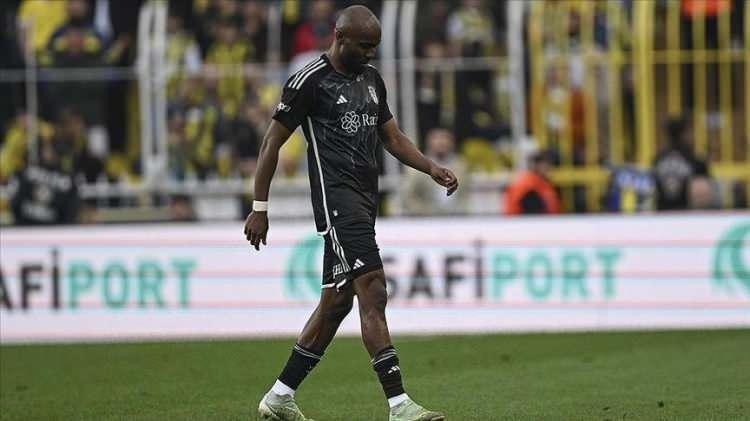 <p><strong>- BEŞİKTAŞ</strong><br />
<br />
İkinci sırada yer alan Beşiktaş, 83 kez disiplin talimatlarına aykırılıktan 55 defa ceza yedi. Eski Başkan Ahmet Nur Çebi'ye 3 kez hakemler hakkında sportmenliğe aykırı açıklamalardan 800 bin TL, yeni Başkan Hasan Arat'a ise 400 bin TL ceza verildi. Siyah-beyazlı kulübe; 6 defa kulüp sosyal medyasında hakem hakkında açıklamalardan 1 milyon 600 bin TL ceza kesildi. 18 kez çirkin ve kötü tezahürat nedeniyle 6 milyon 970 bin TL, 20 defa saha olayları nedeniyle 2 milyon 800 bin TL, eski yöneticilerden Emre Kocadağ'a hakem hakkında açıklamalardan 200 bin TL, İdareci Engin Baltacı ise 2 kez hakem hakkında açıklamadan 600 bin TL, merdiven boşluklarının boş bırakılmamasından 60 bin TL, 2 defa takım halinde sportmenliğe aykırı hareketten 63 bin TL, antrenör Serdar Topraktepe'ye hakeme sportmenliğe aykırı hareketinden 39 bin TL olmak üzere toplam 13 milyon 532 bin TL ceza kesildi. Siyah-beyazlı kulüp 2022-2023 sezonunda toplam 5 milyon 280 bin TL ceza yemişti.</p>