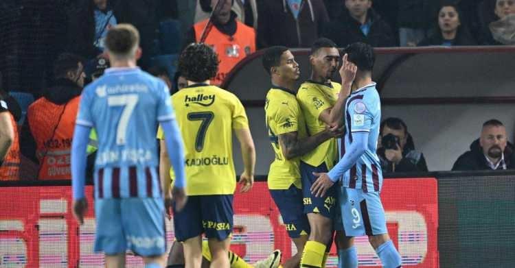 <p><strong>- TRABZONSPOR</strong><br />
<br />
Dördüncü sırada yer alan Trabzonspor, 48 kez disiplin talimatlarına aykırılıktan 36 ceza yedi. Başkan Ertuğrul Doğan 7 defa hakem hakkında sportmenliğe aykırı açıklamadan 1 milyon 531 bin 857 TL para cezası verildi. Bordo-mavili kulübe; 5 kez resmi site ve sosyal medyada hakem hakkında açıklamalardan 1 milyon 800 bin TL. 10 defa çirkin ve kötü tezahürat nedeniyle 3 milyon 400 bin TL, 9 kez saha olaylarından 1 milyon 568 bin TL, antrenör Nino Bule'ya hakeme sportmenliğe aykırı hareket nedeniyle 39 bin TL, 2 kez anons sisteminin ev sahibi takımı destekleyici şekilde kullanılmasından 224 bin TL, antrenör Egemen Korkmaz'a rakip takım sporcusuyla kavgadan 13 bin TL, sporcu Enis Destan'a rakip takım sporcusuna yönelik şiddetli hareketten 39 bin TL olmak üzere toplam 8 milyon 614 bin 857 TL ceza verildi. Bordo-mavililer 2022-2023 sezonunda 2 milyon 584 bin TL ile cezalandırılmıştı.</p>