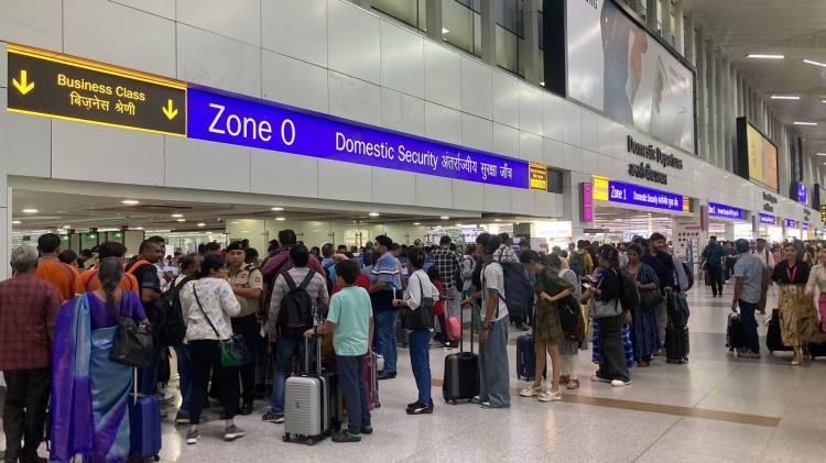 <p><strong>< Dünyanın en yoğun havalimanlarından biri olan Singapur'un Changi Havalimanı check-in işlemlerinin manuel olarak yapıldığını açıkladı. </strong></p>