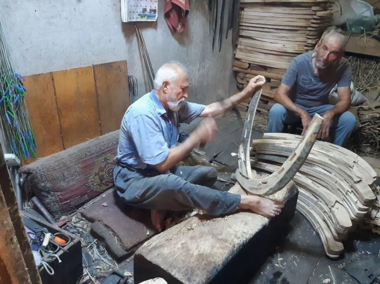 <p>Kahramanmaraş tarihi çarşıda semercilik yapan 70 yaşındaki Ali Özcan, eskilerin popüler mesleği semerciliği hala devam ettiriyor. El emeği ürünleri ustalıkla işleyen Özcan,<em><strong> "Artık hayvan gücüne ihtiyaç kalmayınca semere de ihtiyaç kalmadı. Hayvan gücüne ihtiyaç kalmadı yani artık her şey makineleşti. Makine işin içine girince bizim işimiz bitti" </strong></em>dedi.</p>

<p> </p>
