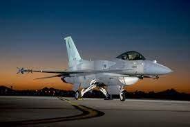<p>F-16 Fighting Falcon Block 70 modelinin maksimum hızı, Mach 2'ye kadar çıkabilir, <strong>bu da yaklaşık olarak 2,414 kilometre/saat (1,500 mil/saat) hıza tekabül eder.</strong></p>