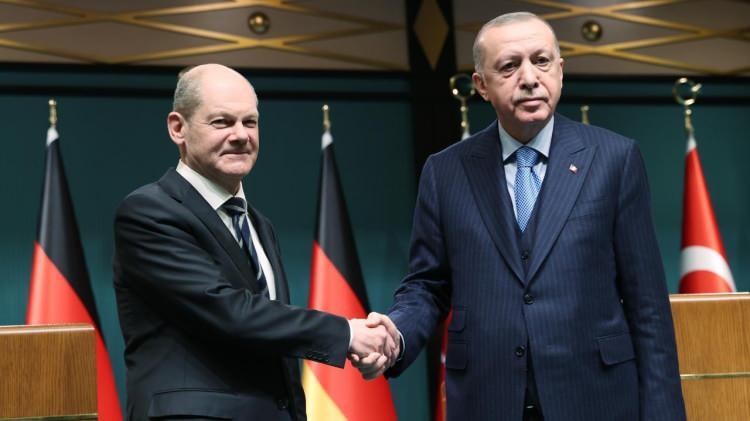 <p>Ayrıca haberlere göre, Cumhurbaşkanı Recep Tayyip Erdoğan, NATO zirvesi sırasında <strong>Almanya Şansölyesi Olaf Scholz ile görüşerek bu konuyu ele</strong> aldığı iddia edildi.</p>
