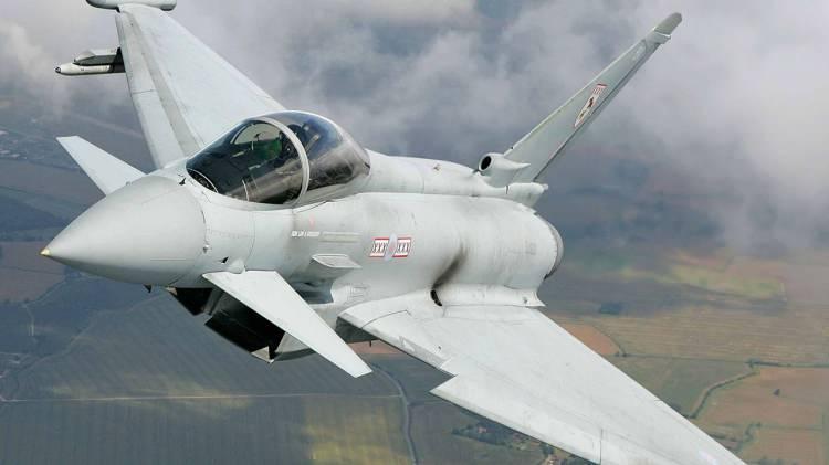 <p><span style="color:#B22222"><strong>EUROFIGHTER TYPHOON TEKNİK ÖZELLİKLER</strong></span></p>
<p> </p>
<p>İki adet Eurojet EJ200 motoruna sahip, tek ve çift pilotlu versiyonları olan, en yüksek hızı 2.390 km/s olan av - bombardıman uçağıdır.</p>