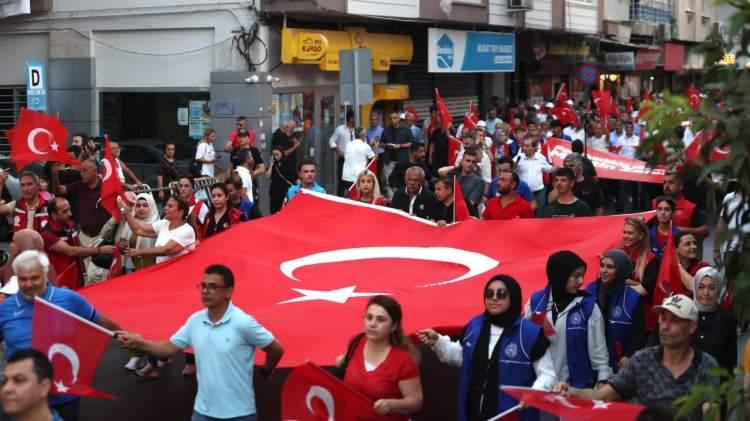 <p>Türk bayraklarıyla Silifke Caddesi`nden yürümeye başlayan katılımcılar, Cumhuriyet Alanı`na ulaştı.</p>

<p> </p>
