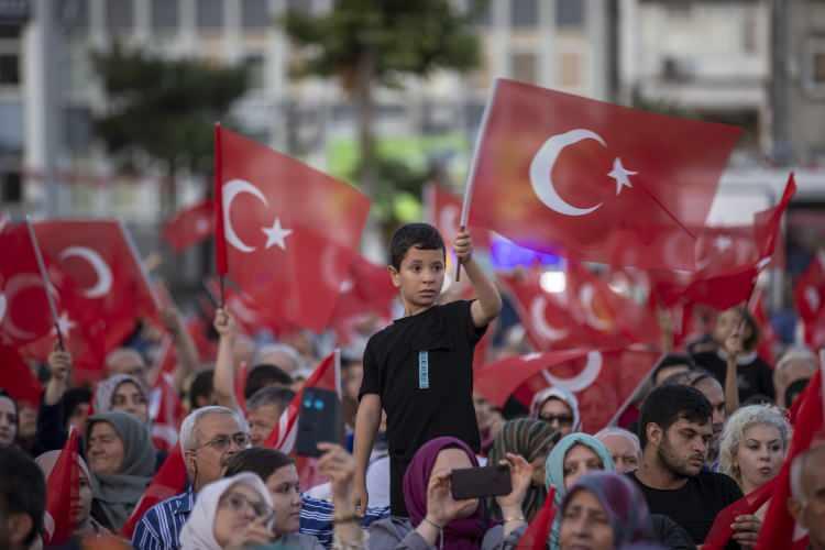 <p>SAKARYA</p>
<p>Sakarya'da 15 Temmuz Demokrasi ve Milli Birlik Günü dolayısıyla yürüyüş düzenlendi. Vatandaşların ellerinde bayraklarla Çark Caddesi'nden başladığı yürüyüş, Demokrasi Meydanı'nda sona erdi.</p>
