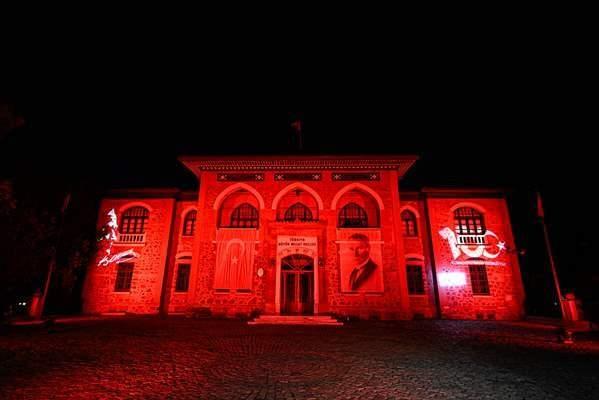 <p>Cumhurbaşkanlığı İletişim Başkanlığınca hazırlanan 15 Temmuz Demokrasi ve Milli Birlik Günü etkinlikleri kapsamında, Ankara Cumhuriyet Müzesi'ne ışık boyama tekniği ile mapping gösterimi yapıldı.</p>

<p> </p>
