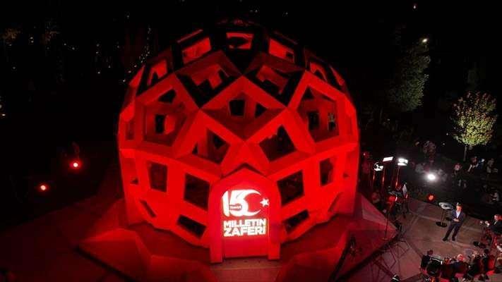 <p>Cumhurbaşkanlığı İletişim Başkanlığınca hazırlanan 15 Temmuz Demokrasi ve Milli Birlik Günü etkinlikleri kapsamında, 15 Temmuz Şehitler Anıtı'na ışık boyama tekniği ile "15 Temmuz Milletin Zaferi" görseli yansıtıldı.</p>
<p> </p>