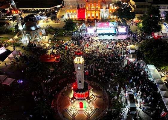 <p><strong>İZMİR</strong></p>
<p>15 Temmuz Demokrasi ve Milli Birlik Günü kapsamında İzmir Konak Meydanı'nda etkinlikler düzenlendi. Programa İzmir protokolü de katıldı.</p>
<p> </p>