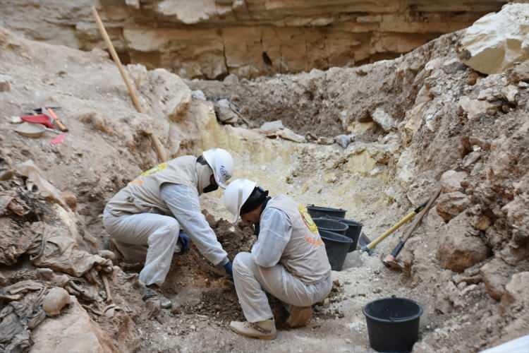 <p>Türkmeneli İşbirliği ve Kültür Vakfı Başkanı Turhan Ketene, AA muhabirine yaptığı açıklamada, terör örgütü DEAŞ tarafından bir toplu mezara dönüştürülen bu derin kuyuda 1000'in üzerinde Telaferli Türkmen'inin cesedinin olduğunu söyledi.</p>
