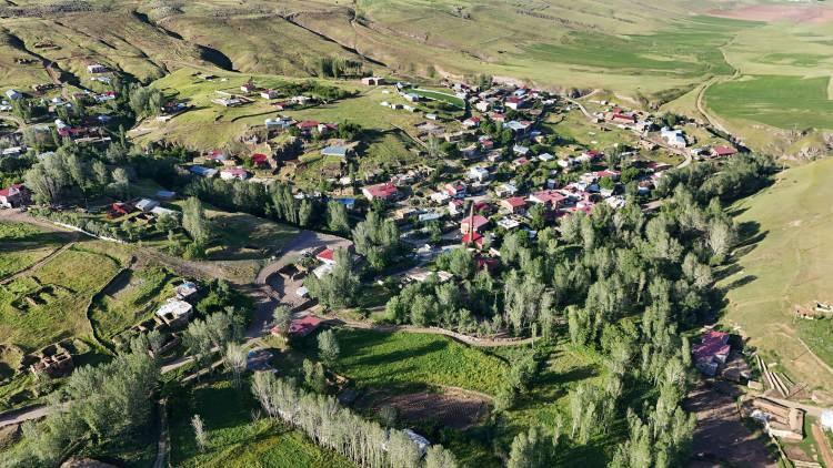 <p>İHA'nın haberinde yer alan bilgilere göre tarım ve hayvancılıkla geçimini sağlayan Alakır Köyü sakinleri, Muş’un Bulanık ilçesine bağlı Arı Köyü ile mera alanının sınırlandırılması noktasında yaşadığı sorunları mahkemeye taşıdı. </p>
