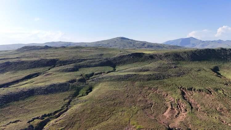 <p>Bitlis'e bağlı Ahlat ilçesinin Alakır Köyü sakinleri, sınırda uyuşmazlık yaşandığı iddiasıyla açtıkları davanın sonucunda Muş'un Bulanık ilçesine bağlı Arı Köyü'nden yaklaşık bin 270 dönüm araziyi kendi köylerine kattı. </p>
