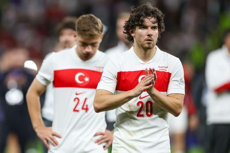 <p>MİLLİ FUTBOLCULAR<br />
<br />
Fenerbahçe'de kamp dönemi geçiremeyen milli futbolcular, İstanbul etabında takıma katılacak. Lugano ile oynanacak 2 maçta da süre alması beklenmeyen isimlerin performansı gözlenecek.</p>
