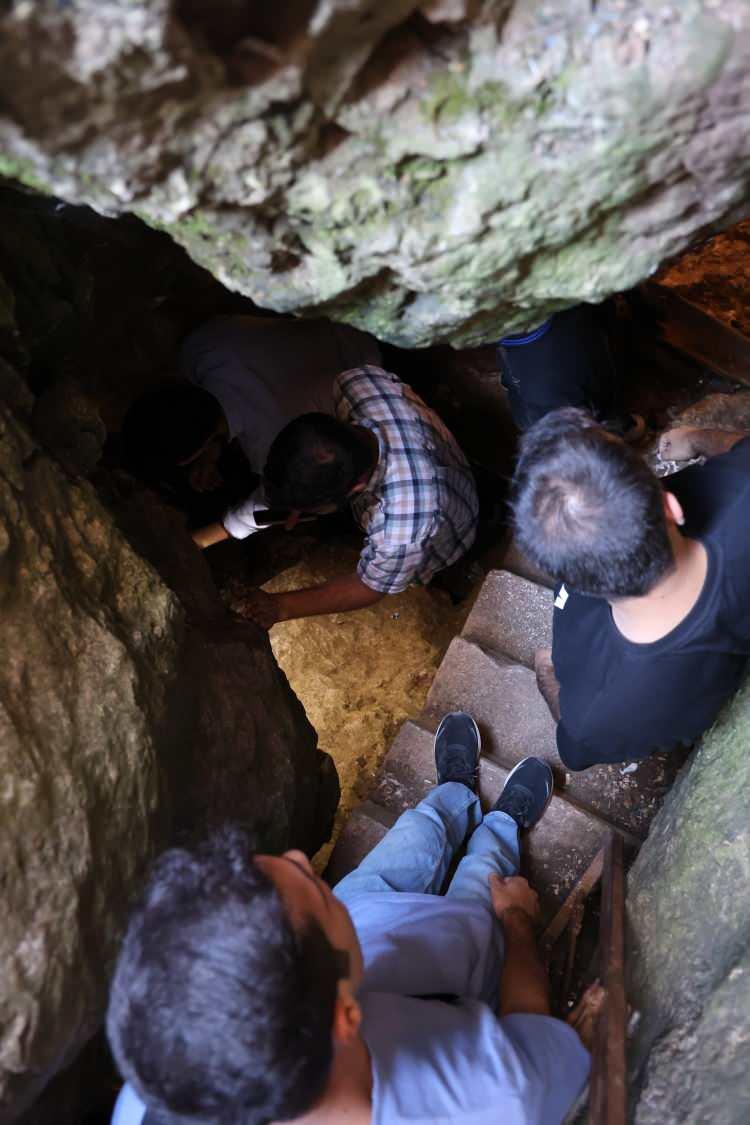 <p>Sıcaklıkların <strong>39 </strong>dereceye çıktığı Elazığ'da vatandaşlar, serinlemek için kent merkezine <strong>11 kilometre</strong> uzaklıkta bulunan tarihi <strong>Harput Mahallesi</strong>'ndeki <strong>Buzluk Mağarası</strong>'na akın etti.</p>
