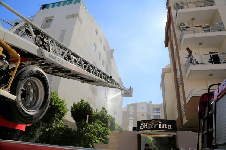 <p>Antalya’nın Konyaaltı ilçesi Hurma Mahallesi 179. Sokak'ta bir sitede meydana gelen olayda, 5 katlı apartmanın ikinci katında bulunan klima dış ünitesinin motoru büyük bir gürültüyle patladı. </p>
<p> </p>