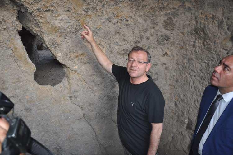 <p>Kaya Mescidinin gün yüzüne çıkarılmasıyla birlikte Ani Ören Yeri’nde ziyaretçiler yeni bir rotaya da kavuş oldu. Ani Ören Yeri’ndeki kazı çalışmaları sürüyor.</p>