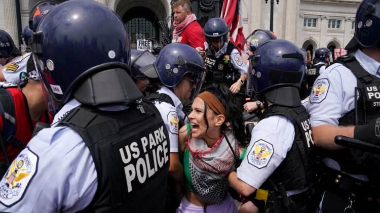 <p>İsrail'in soykırımcı başbakanı Benjamin Netanyahu'nun, Washington DC'de ABD Kongresinde yaptığı konuşma, çok sayıda Filistin destekçisi tarafından protesto edildi.</p>
