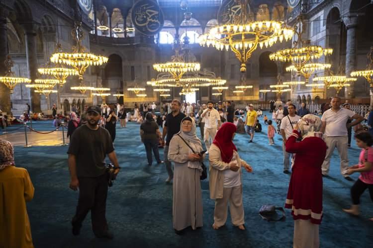 <p><em>Sürekli Vakıflar Tarihi Eserlere ve Çevreye Hizmet Derneği,</em> Ayasofya'nın camiden müzeye dönüştürülmesine yönelik Bakanlar Kurulu kararının iptali istemiyle açtığı dava 10 Temmuz 2020'de karara bağlandı. Danıştay 10. Dairesi'nin, 24 Kasım 1934 tarihli camiden müzeye dönüştürüldüğü Bakanlar Kurulu kararı oy birliğiyle iptal edildi.</p>

<p> </p>
